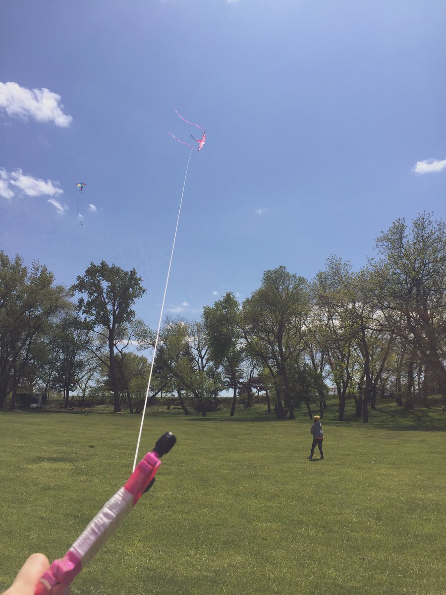 EmilyHarders's tweet photo. Enjoying this windy Mother’s Day flying kites/untying knots with the BEST MOM EVER! Love you @hardersv https://t.co/12yGWLEBnJ