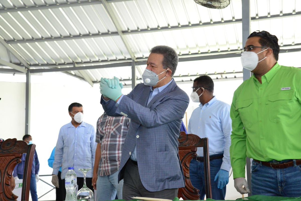 LeonelFernandez's tweet photo. Durante nuestra visita, pudimos testimoniar el apoyo y tomar juramento a decenas de nuevos integrantes de nuestro proyecto en San Cristóbal, quienes ven en #LaFuerzaDelPueblo la opción más certera para dirigir los destinos de nuestro país en este tormentoso tiempo. https://t.co/oKeFrQL7OW