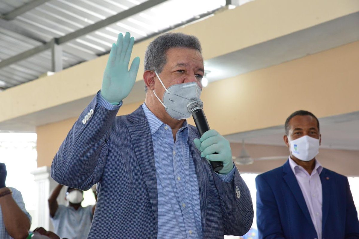 LeonelFernandez's tweet photo. Durante nuestra visita, pudimos testimoniar el apoyo y tomar juramento a decenas de nuevos integrantes de nuestro proyecto en San Cristóbal, quienes ven en #LaFuerzaDelPueblo la opción más certera para dirigir los destinos de nuestro país en este tormentoso tiempo. https://t.co/oKeFrQL7OW