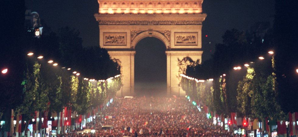 vincentglad's tweet photo. Minuit sur les Champs, la foule commence à converger pour fêter la fin du confinement. D'émouvantes scènes de liesse, le portrait d'Olivier Véran s'affiche sur l'Arc de Triomphe, la foule en délire crie "Buzyn reviens!". https://t.co/TlPWt9FQMz