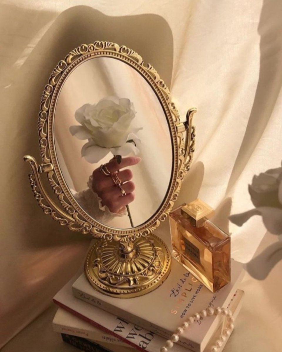 jazzminstyle's tweet photo. mirror, mirror, on the wall… 🌸
•
•
•
•
•
#jazzminstyle #rose #mirror #aesthetic #sunday #dreamy #romantic #princess #softlight https://t.co/Amog4va5QP