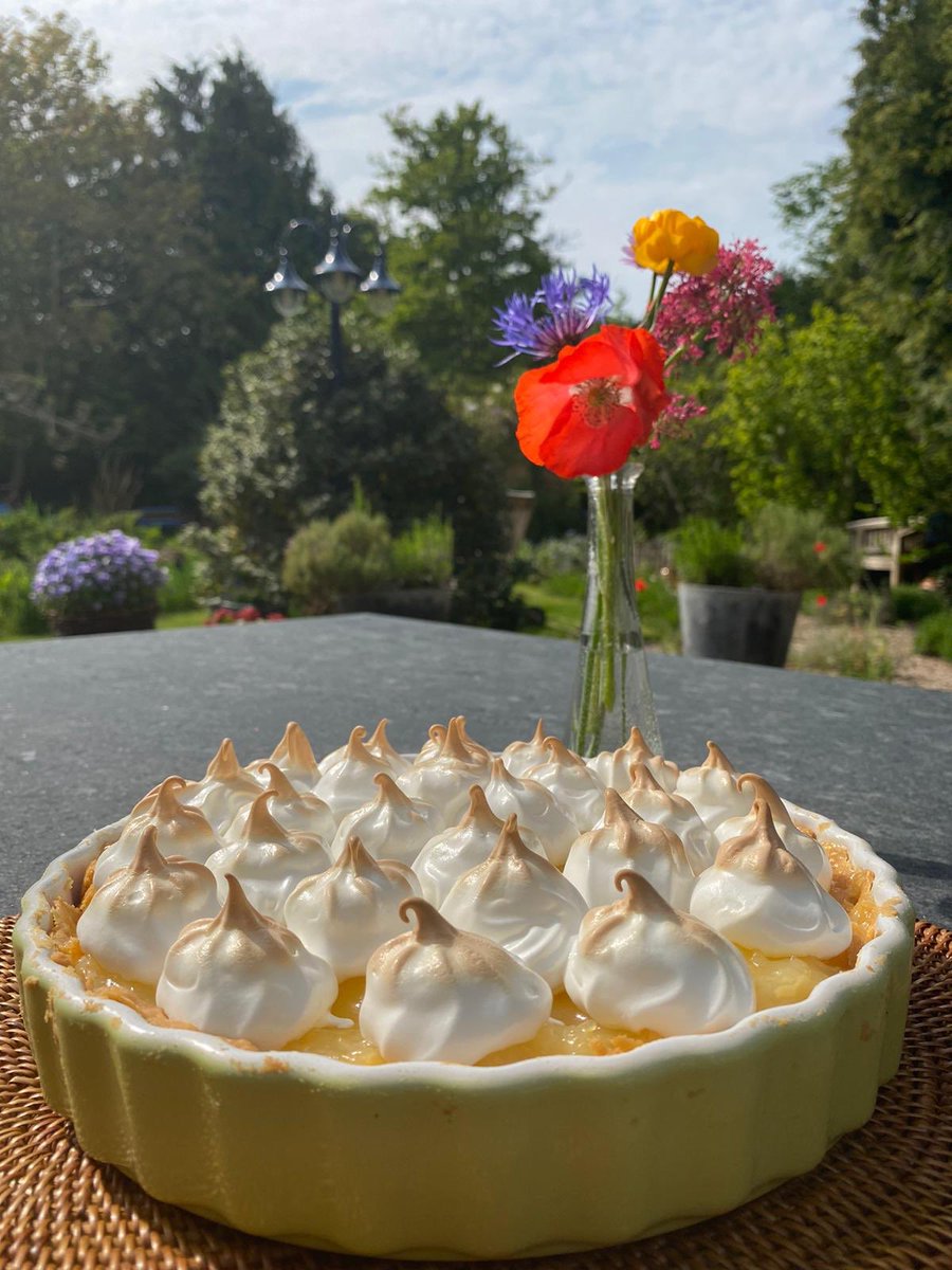 Jong geleerd, oud gedaan. Dat is vandaag wel weer bewezen. Als jonge kinderen al aan het helpen in de keuken, kookten ze vandaag de sterren van de hemel: gekruide eendenborst, perfect gegaarde lamsbout en hemelse citroen-meringuetaart #moederdag