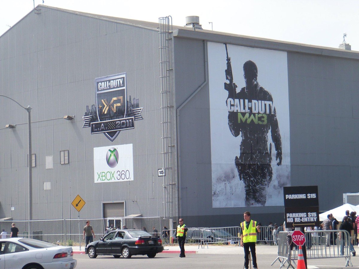 JJRyanOnAir's tweet photo. Going through old pics and found these from the coolest (and only) gaming event I’ve ever traveled across the country for. 🔥👍 I wish @CallofDuty @Activision would do #CODXP again. Also, I want @DavidVonderhaar’s shirt. https://t.co/7GsPexFzSi