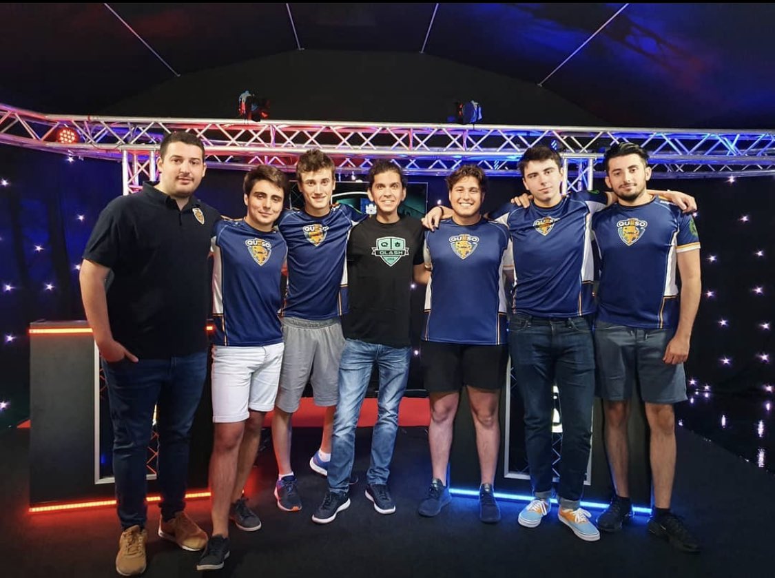 Rockstar_YT's tweet photo. Ojo la fotito que me encontre en el baúl de los recuerdos 🤣 La #QlashLeague que me invito @ReVoLAimaR 🥳 Falta Jp, Elke, Fuyur y algunos ya no estan pero sigue estando epica la foto ❤️ https://t.co/CchYenelew