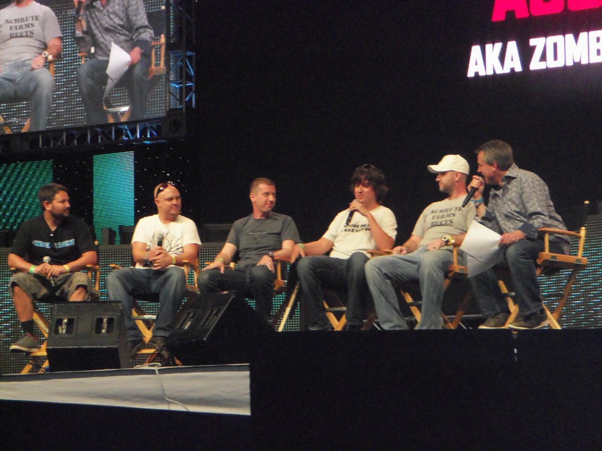JJRyanOnAir's tweet photo. Some more pics I found from #CODXP.  I have all these pics of the gaming portion but none of the concerts which is ironic considering my actual job.  It’s also been so long that my son could attend the next one with me now. 🤯 @majornelson @ijustine @CallofDuty @Activision https://t.co/Yodsib6qUB