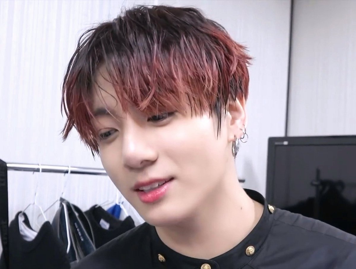 JUNGKOOK'S WET HAIR BUT MAKE IT WITH RED HIGHLIGHTS AND CLOSES UP TO HIS PRETTY FACE, IS SUCH A CAPTIVATING CONCEPT TO ME