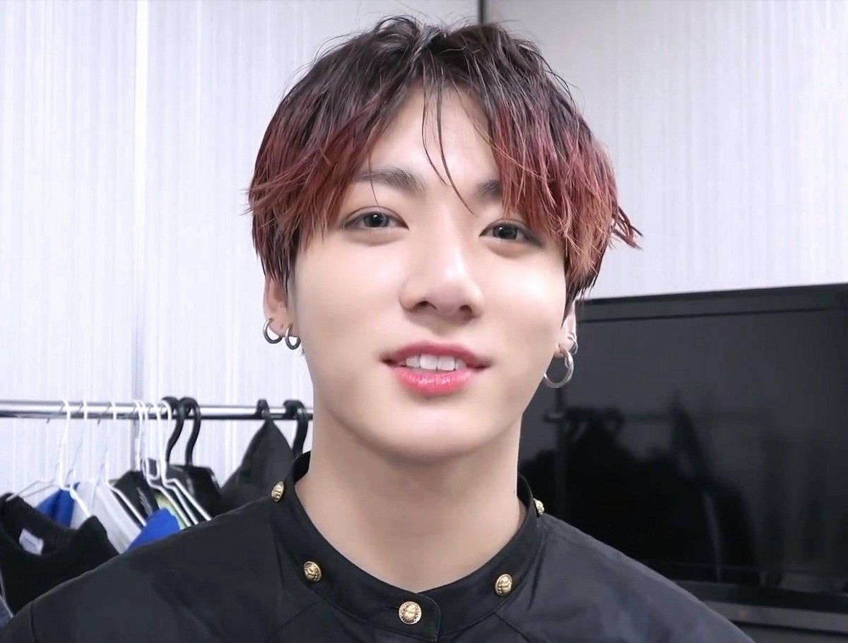 JUNGKOOK'S WET HAIR BUT MAKE IT WITH RED HIGHLIGHTS AND CLOSES UP TO HIS PRETTY FACE, IS SUCH A CAPTIVATING CONCEPT TO ME