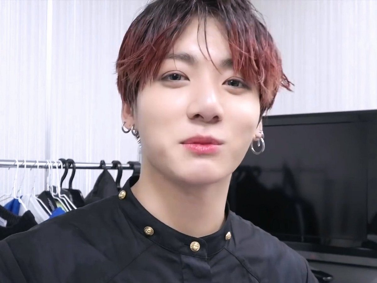 JUNGKOOK'S WET HAIR BUT MAKE IT WITH RED HIGHLIGHTS AND CLOSES UP TO HIS PRETTY FACE, IS SUCH A CAPTIVATING CONCEPT TO ME