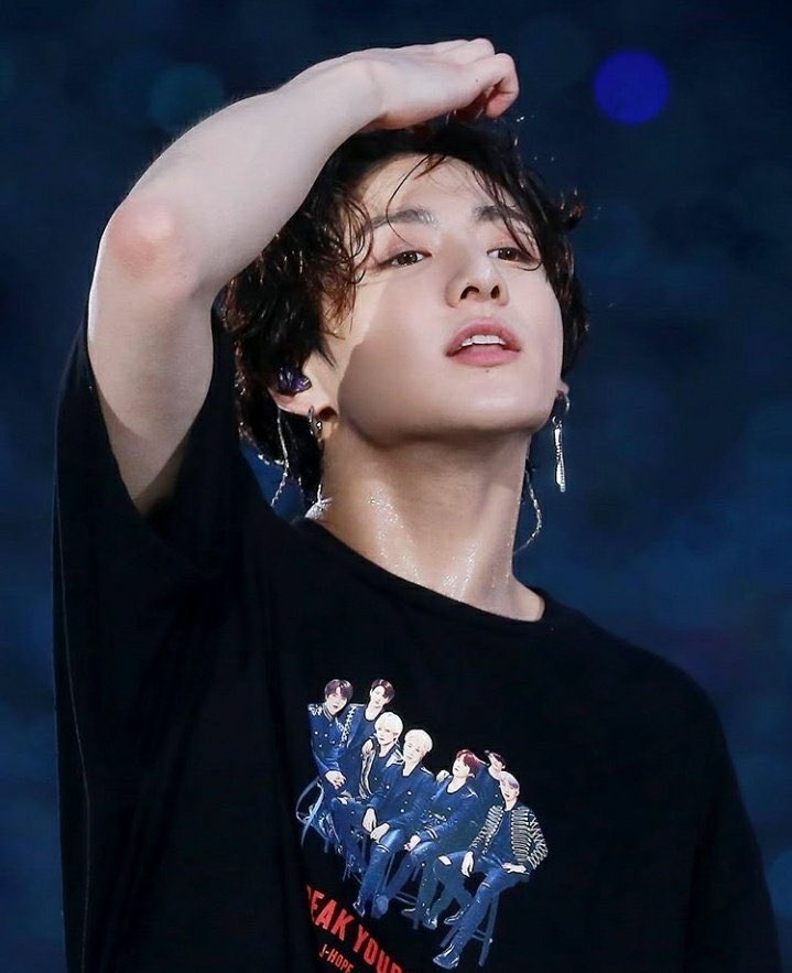 JUNGKOOK WITH HIS WET CURLY HAIR LOOKING LIKE THIS ARE WE MF KIDDING I'M MALFUNCTIONING