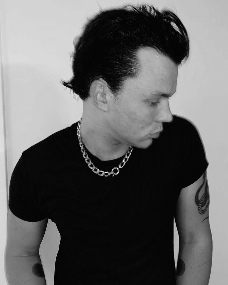 — ashton irwin as alex turner; a thread ☆