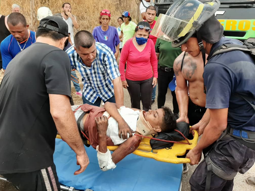 OSM_VENEZUELA's tweet photo. #MasTemprano | #Carabobo #10Mayo2020
Bomberos San diego realiza maniobras de salvamento Lesionado Daniel Gil 15 a CI 31.128.796 Res. en San Diego se encontraba caminando por la cresta del cerro parte alta resbaló y cayó unos 100 mts. hacia la falda del cerro Lomas de la Esmeralda https://t.co/icr8SF3J5v