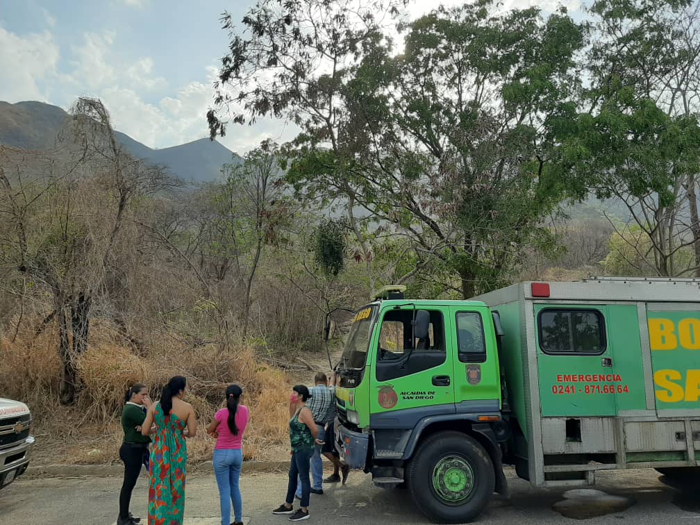 OSM_VENEZUELA's tweet photo. #MasTemprano | #Carabobo #10Mayo2020
Bomberos San diego realiza maniobras de salvamento Lesionado Daniel Gil 15 a CI 31.128.796 Res. en San Diego se encontraba caminando por la cresta del cerro parte alta resbaló y cayó unos 100 mts. hacia la falda del cerro Lomas de la Esmeralda https://t.co/icr8SF3J5v