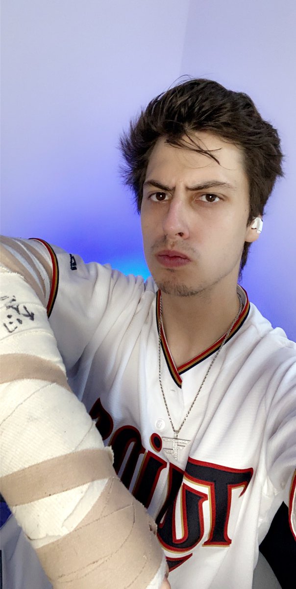 cizzorz's tweet image. Broken arm, can’t stop me 😡

Live, road to Diamond in Valorant, come cheer me on Twitter squad 💙

Twitch.tv/Cizzorz