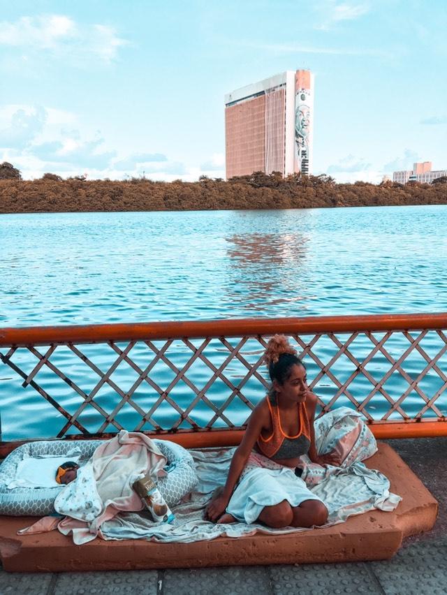 Barbosa_Leandro's tweet photo. Iza, seu companheiro e sua filha Isadora, estavam em situação de rua em Recife. A filha do casal nasceu há 10 dias. Eles estão recebendo apoio do Projeto Vivências, que tem cooperado com o povo em situação de rua. 

O projeto precisa de recursos para abrigá-los, com urgência. https://t.co/QYygaaFtAz