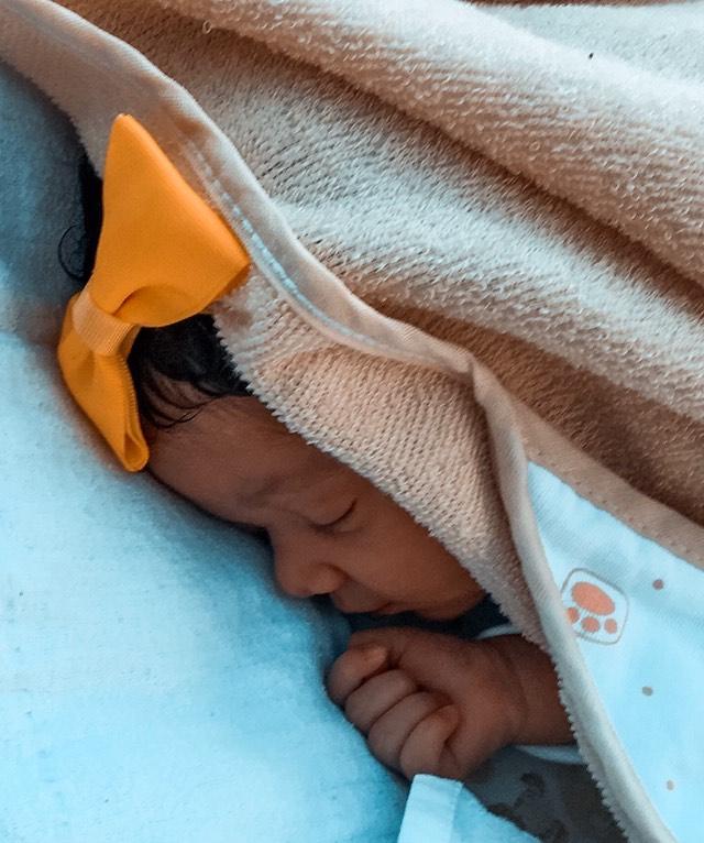 Barbosa_Leandro's tweet photo. Iza, seu companheiro e sua filha Isadora, estavam em situação de rua em Recife. A filha do casal nasceu há 10 dias. Eles estão recebendo apoio do Projeto Vivências, que tem cooperado com o povo em situação de rua. 

O projeto precisa de recursos para abrigá-los, com urgência. https://t.co/QYygaaFtAz