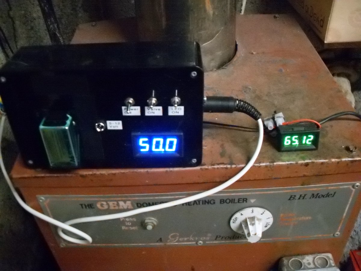 Tek4um's tweet image. Cycling the circulating pump off/on at 8second intervals, boiler in/out temperature difference goes from 7.5deg to 15deg. 555 timer &amp;amp; relay.

#ArduinoHeating #555timer #Arduino