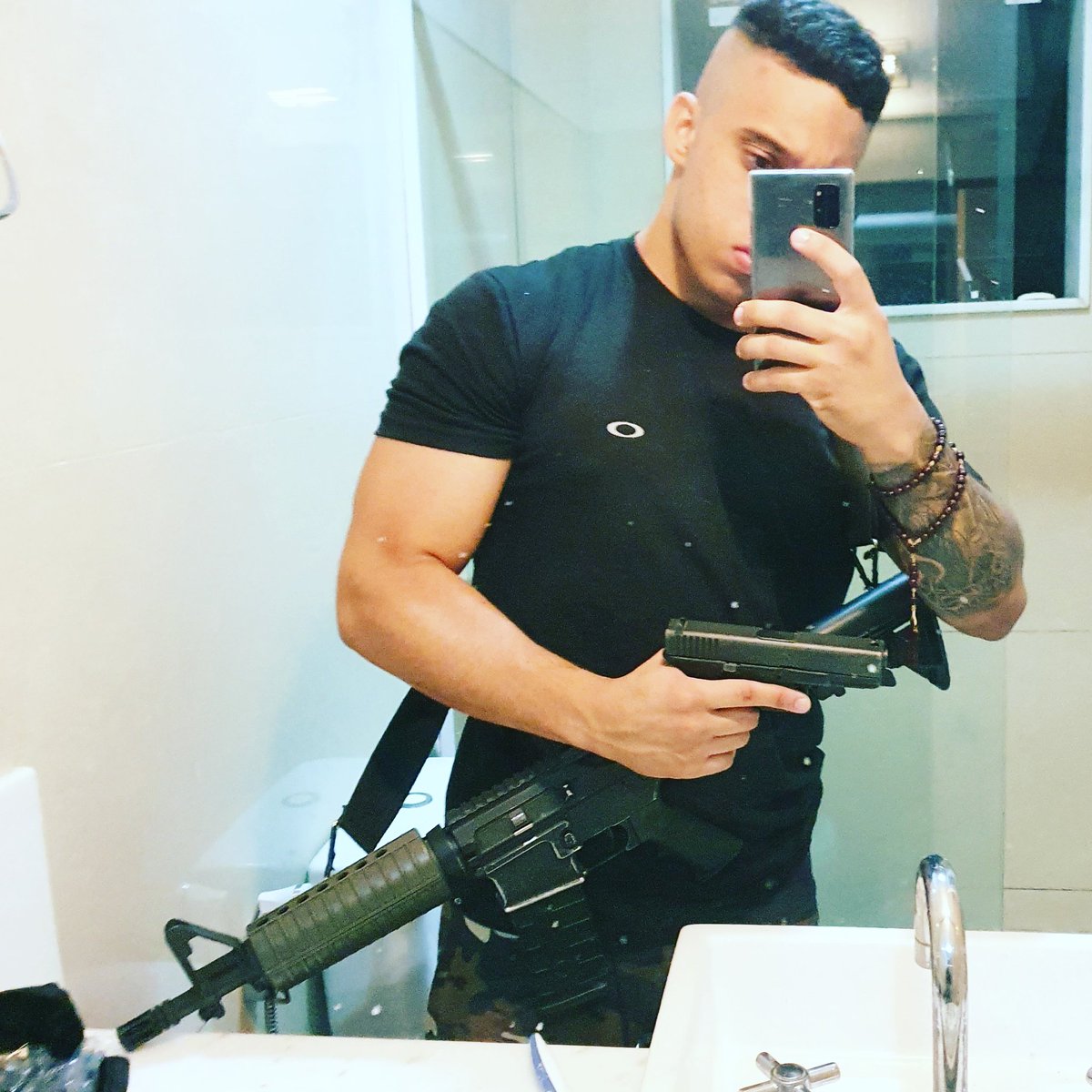 GMonteiroRJ's tweet photo. Comando Vermelho acaba de ligar pra minha equipe dizendo que irá fazer um atentado contra mim. Estamos esperando, estou na na rua Amaral Peixoto, 370, Niterói, Centro. C.V é brabo com os cidadãos indefesos. Eu e minha equipe aguardamos ansiosamente . https://t.co/TOwaiuv8JW