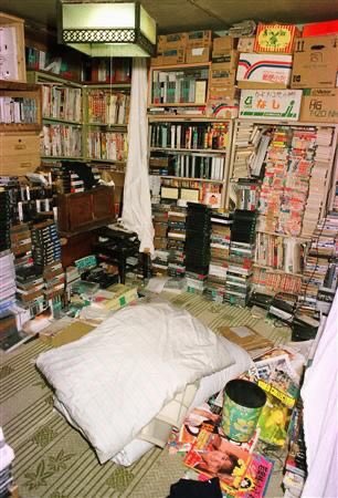 Lorsque la police alla chez lui, ils trouvèrent des milliers de mangas, casettes videos de films gores et slashers dans la piece principale (5 763 au total) et des revues. Les enquêteurs ont rapporté qu’il y avait une odeur insupportable.