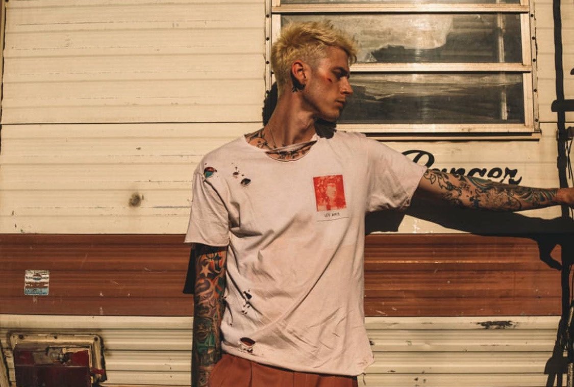 ticketstocolson's tweet photo. Girls only want one thing and that’s Machine Gun Kelly https://t.co/7y19OwuhPJ