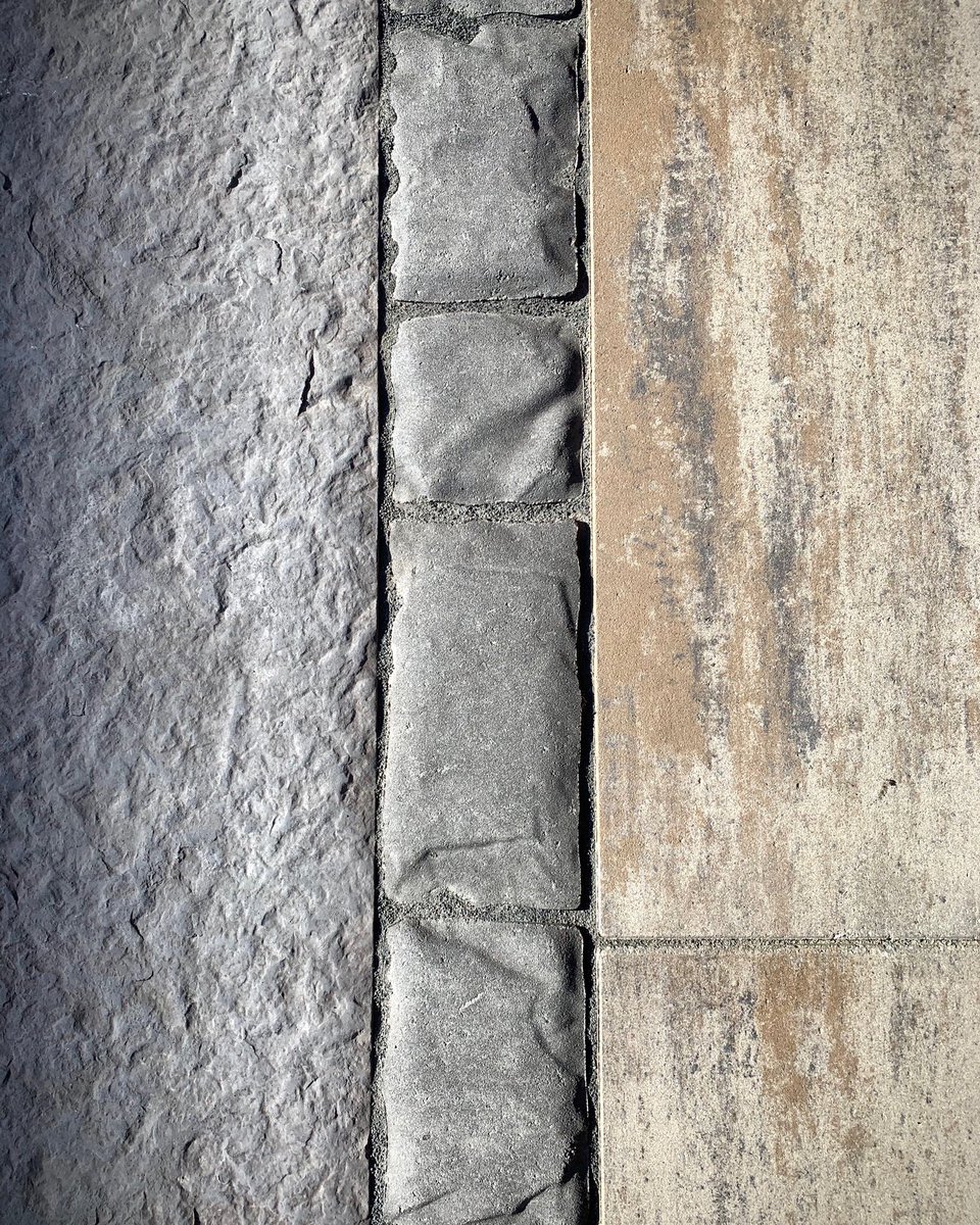 Make a statement this Summer by playing with dramatic textures in your landscape design! Love this combination of our #CamdenStep #Corso #Avari products!