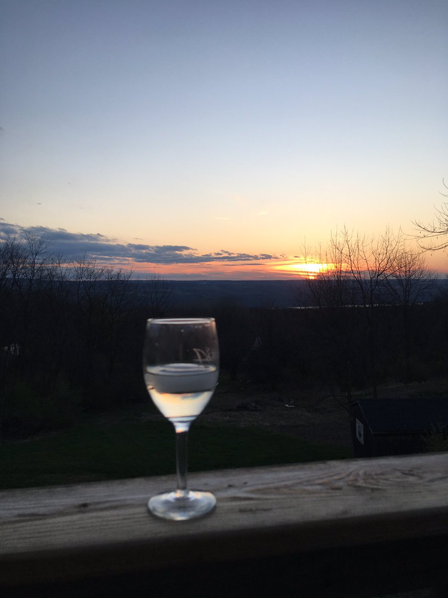 senecasolflx's tweet photo. Cheers to Seneca sunsets. #sunset #springtime https://t.co/Afw4afDRjL