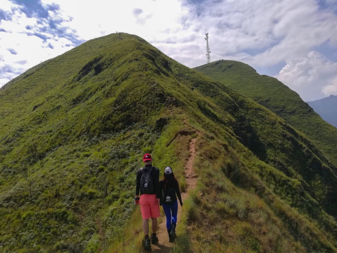 RutasAndes's tweet photo. Encuentro de dos rutero que tienen el mismo respeto y amor por la montaña ⛰, en éste punto sólo íbamos en la mitad de la montaña, la otra mitad no se veía aún, al llegar a la antena nos llevaríamos la gran sorpresa de la cuchilla que nos faltaba. 
📷📝piri487
📷📝 buscandogosen https://t.co/f9dsrVjkcG