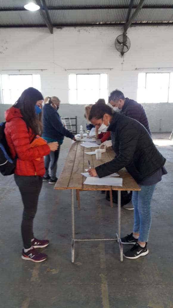 joricasineri's tweet photo. En la agencia PAMI Rafaela, con la colaboración del municipio local, se entregaron los bolsones del programa ProBienestar. Un gran compromiso de las y los trabajadores. De la misma manera la agencia Helvecia organizó y efectuó la entrega con voluntarias del Centro de Jubilados. https://t.co/inx2BB3rCR