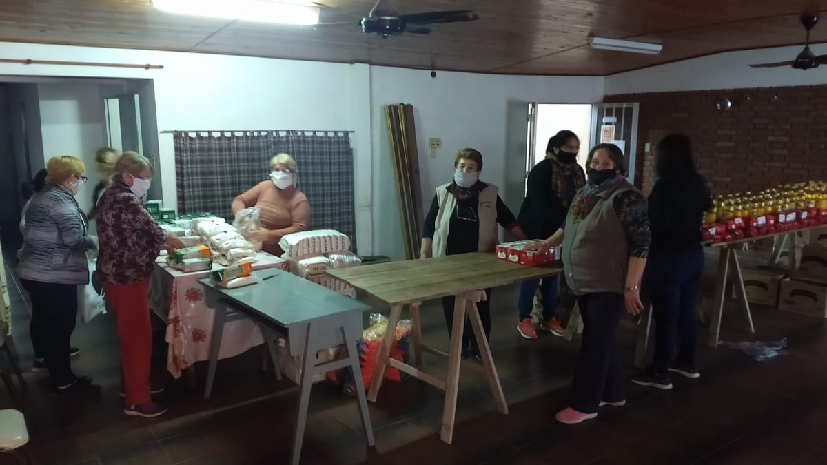 joricasineri's tweet photo. En la agencia PAMI Rafaela, con la colaboración del municipio local, se entregaron los bolsones del programa ProBienestar. Un gran compromiso de las y los trabajadores. De la misma manera la agencia Helvecia organizó y efectuó la entrega con voluntarias del Centro de Jubilados. https://t.co/inx2BB3rCR