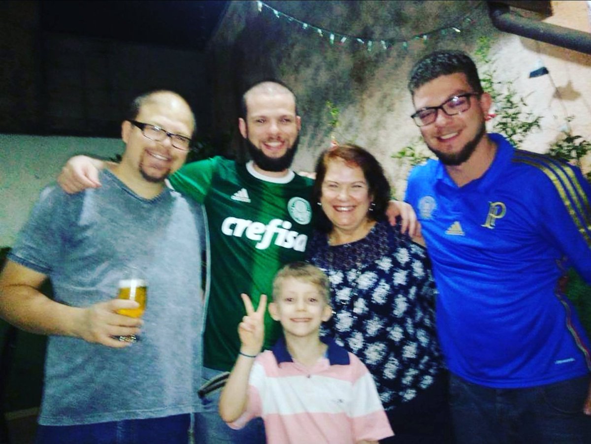 _fe_li_pe_'s tweet photo. @BrahmaCerveja Será que a gente ganha uma geladeira pra dar de presente pra mãe, @olavobls , @leite_gustavo ... É só dar RT.
#DiadasMaesBrahmaLive https://t.co/Rf4ezv9pMP