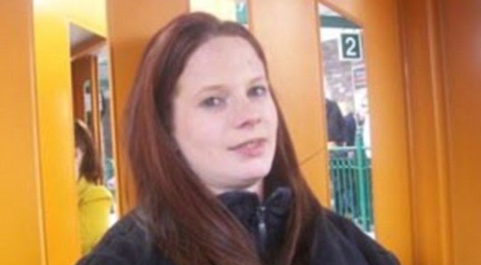 Katherine Hooper — Inglaterra, de 24 anos, foi culpada pela morte de seu filho, Sam, de dois anos, que foi encontrado na casa da família. Após o ato, ela colocou o outro filho, Josh, de 5 anos, em suas costas, e pulou com ele de uma altura de 30 metros, se suicidando e o matando.