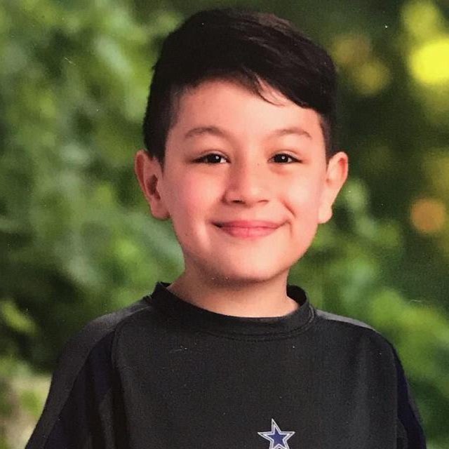 Tisha, de Dallas — Texas, matou o filho de 8 anos, Joevani Antonio, o sufocando com o travesseiro. Ela afirmou que “demônios” pediram para que ela sacrificasse o menino. As autoridades encontraram a mulher desacordada e Joevani morto em cima da cama.