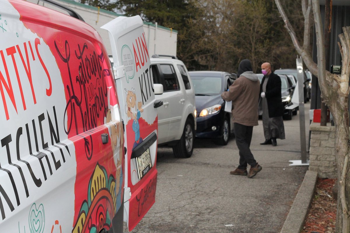 AbdulNakua's tweet image. #Ramadan_in_Covid is especial in many ways. Drive-Thu iftar would have been an oxymoron #Physicallyisolated #SpirituallyConnected and helping local businesses
@MACNational team at @kitchenermasjid