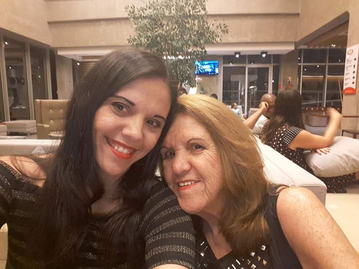 isadleitezl's tweet photo. Minha companheira de todas as horas,essa foto estávamos esperando pra ir pro show da dupla que amamos muito @zcloficial #DiadasMaesBrahmaLive #ZCLBrahmaLive https://t.co/h7rcIJBCrL