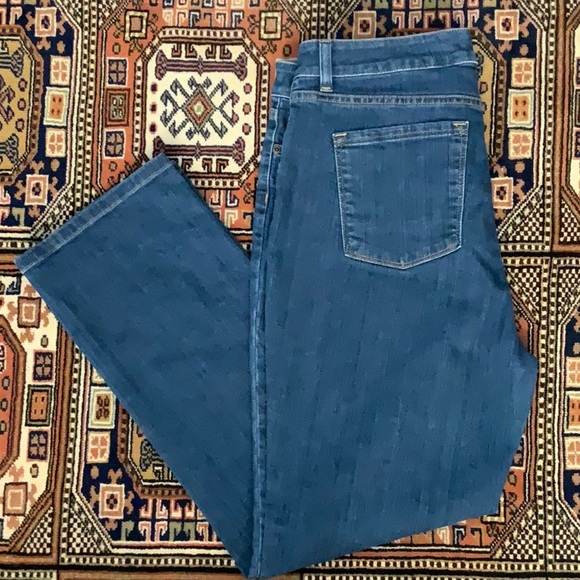 Chiqta_Banana's tweet photo. So good I had to share! Check out all the items I'm loving on @Poshmarkapp from @Helga_Bahr #poshmark #fashion #style #shopmycloset #bcx #othersfollow #llbean: https://t.co/honV7vSJ0l https://t.co/TmgJoWYavC