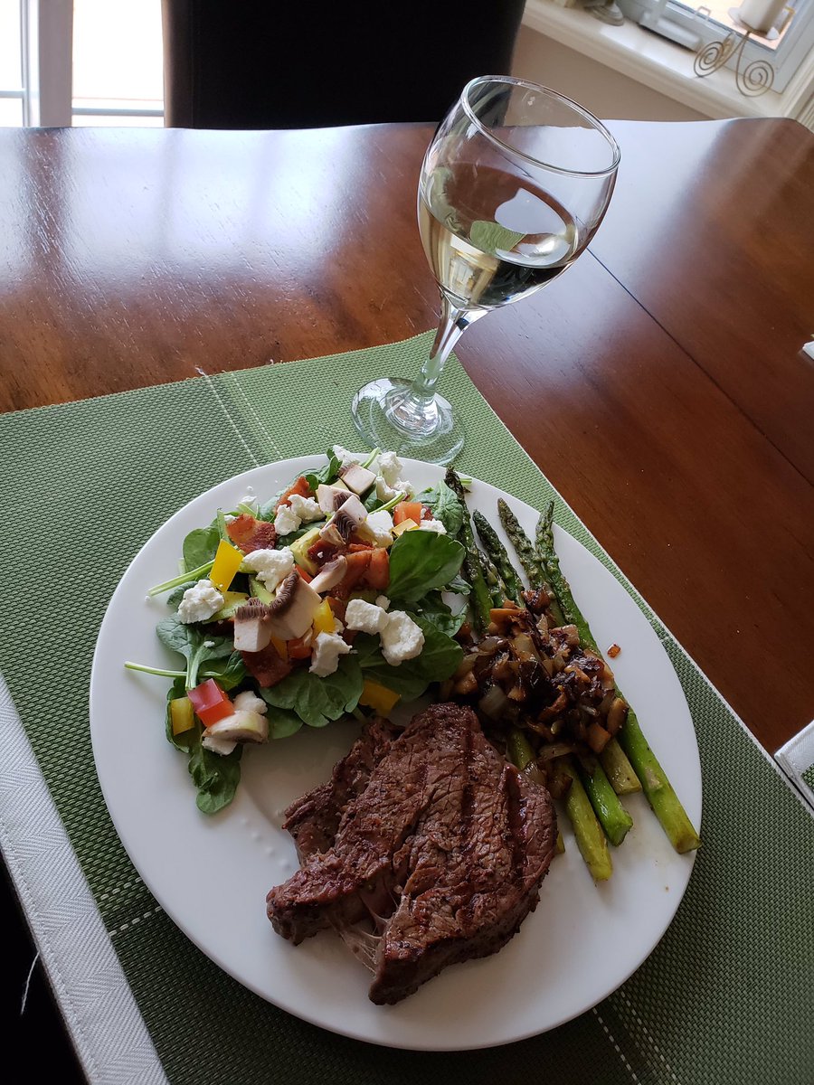 lorikennedy71's tweet photo. It was a #HappyMothersDay indeed. Beef tenderloin, grilled asparagus, sautéed mushrooms and onions, goat cheese and avocado spinach salad. #stuffed #finefeed https://t.co/tJ6Vsz0YeU