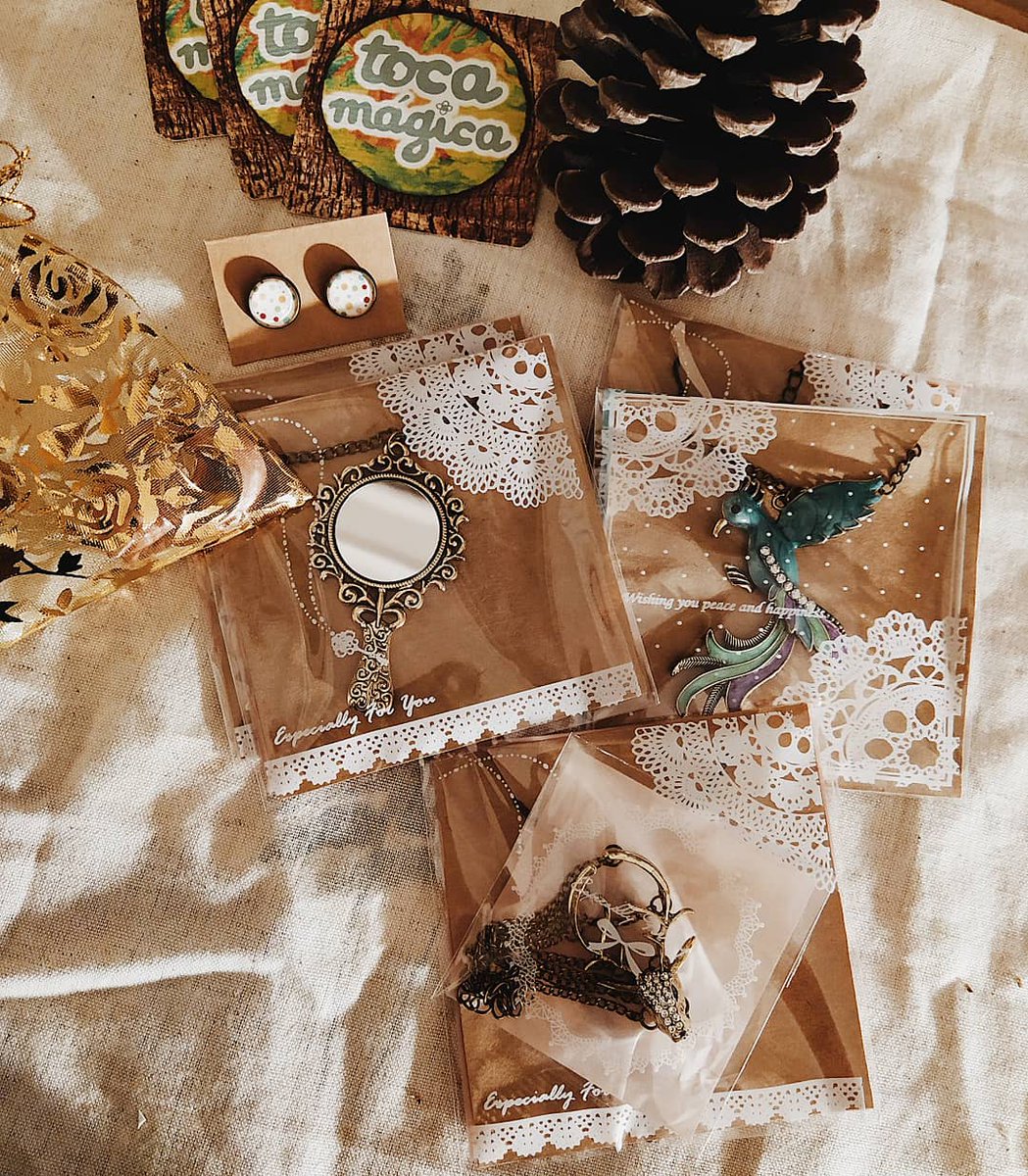 tocamagica's tweet photo. pedidos da semana quase prontinhos 🥰🧺🌼
🌿 Colar Espelho Vintage
🌿 Colar Pássaro Turquesa
🌿 Pulseira Cervo
🌿 Brinco Bolinhas Coloridas
https://t.co/iCegsbWtDd 

#feitoamao #feitocomcarinho #handmade #compredequemfaz https://t.co/FQjbbrKCFA