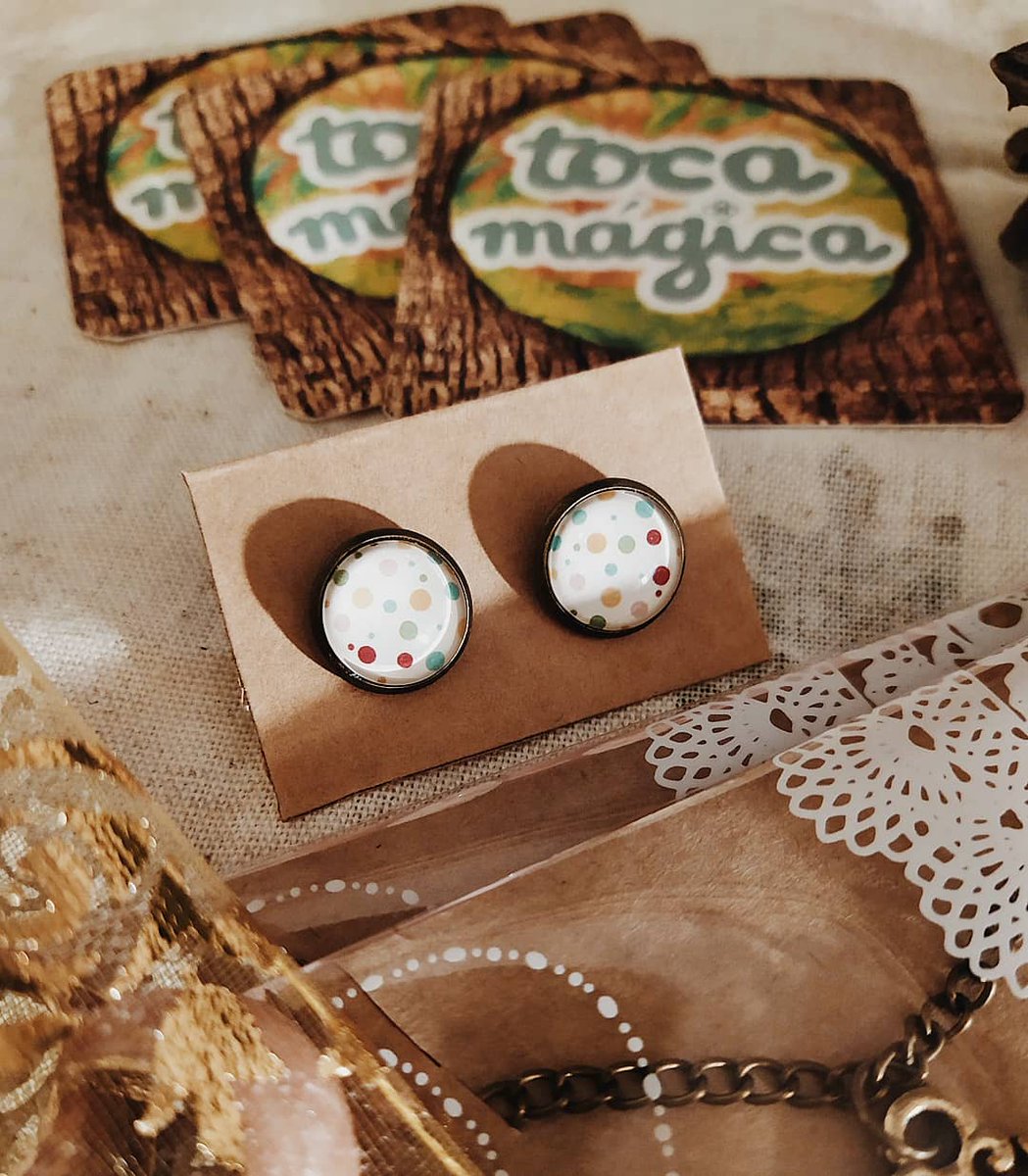 tocamagica's tweet photo. pedidos da semana quase prontinhos 🥰🧺🌼
🌿 Colar Espelho Vintage
🌿 Colar Pássaro Turquesa
🌿 Pulseira Cervo
🌿 Brinco Bolinhas Coloridas
https://t.co/iCegsbWtDd 

#feitoamao #feitocomcarinho #handmade #compredequemfaz https://t.co/FQjbbrKCFA