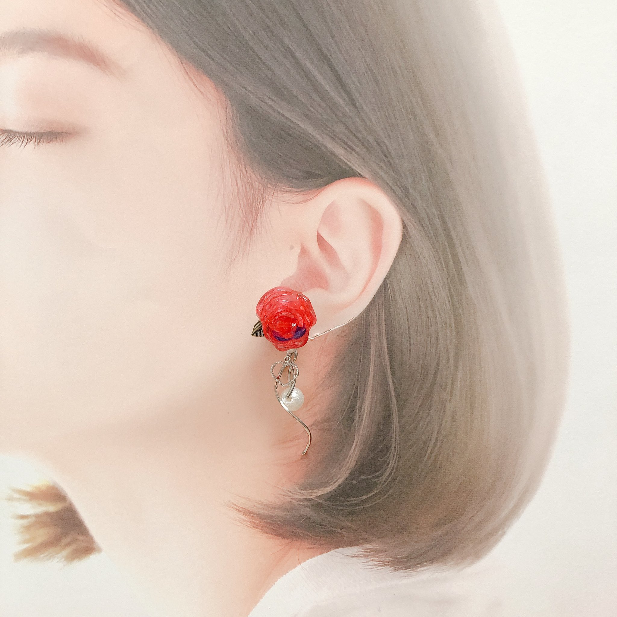 Cub オーダー ロイヤルローズのイヤリング 赤と青の薔薇のイヤリング 前回よりも小さいサイズに成功しました 飴細工のような透明感とコットンパールで大人の可愛さ 女性らしい美しさを出したつもり ハンドメイド アクセサリー プラバン バラ