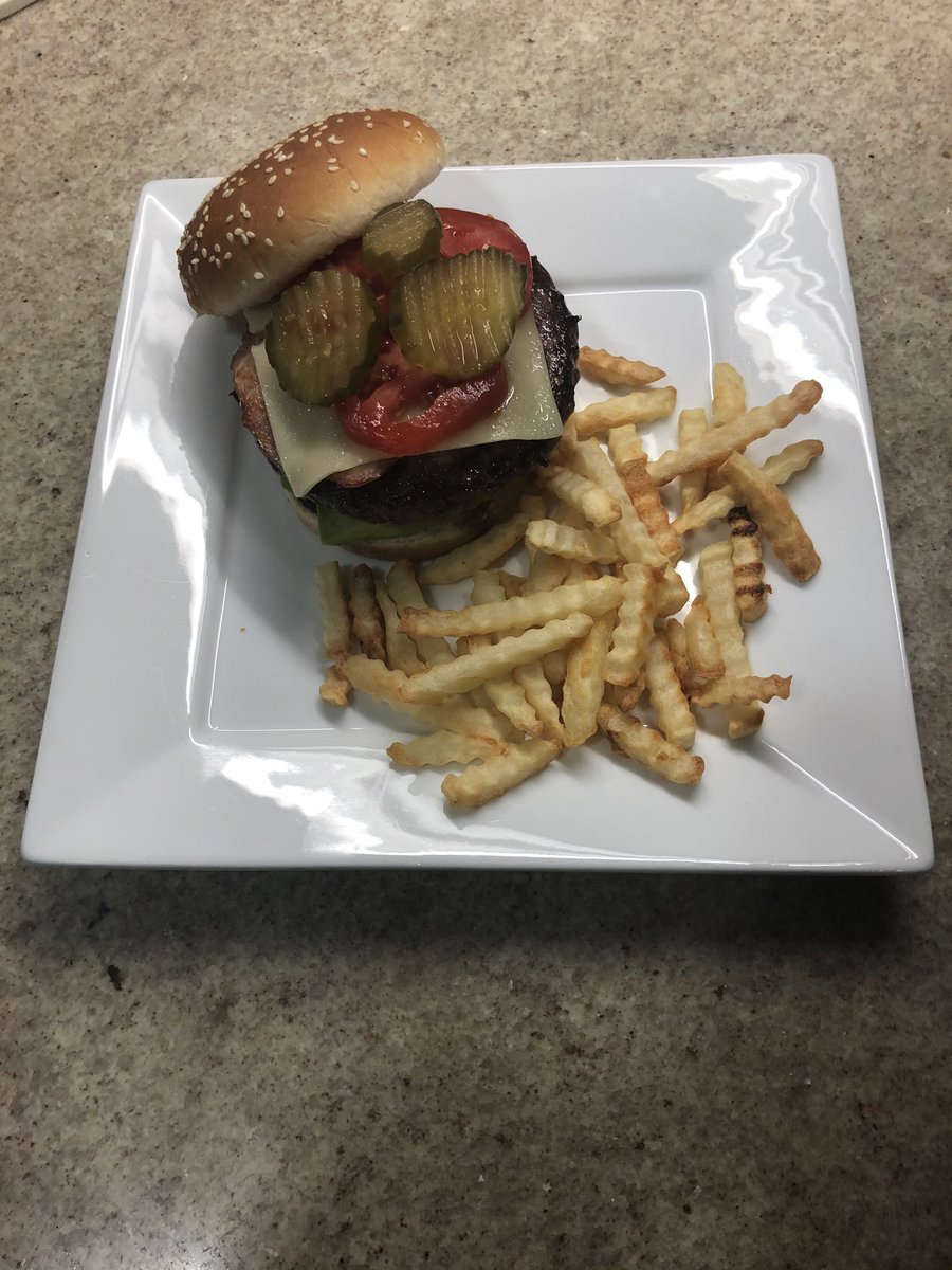 AusEmbMex's tweet photo. Hoy el Vicejefe de Misión cocinó hamburguesas 🍔 de res wagyu australiano🥩🇦🇺. Le agregó una rodaja de piña🍍 pero no pudo encontrar betabel, como son hamburguesas tradicionales en Australia. ¿Qué piensan de estos ingredientes polémicos? #CocinadoConLaEmbajada #AussieMeat https://t.co/wCFqKEItDC