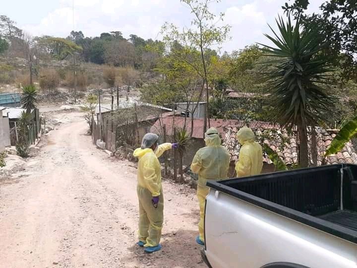 Rdfm08's tweet photo. Personal de salud del CIS Ojojona realiza cerco epidemiologíco en barrios afectados por COVID19 y búsqueda de posibles sospechosos dé contagio https://t.co/2mdOO8XpOO