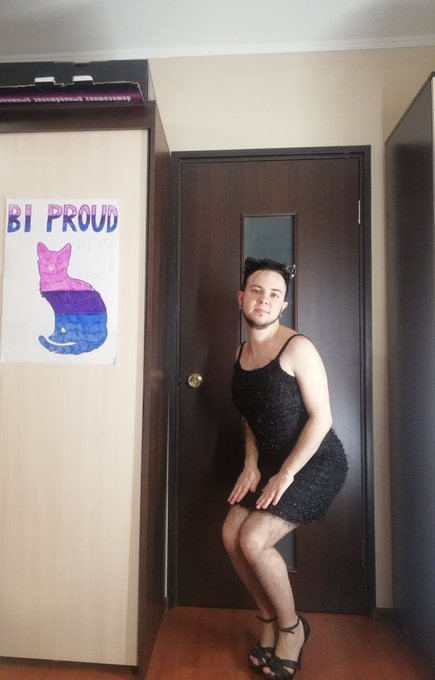 Some cis men wear dresses. Some trans men wear dresses too :)  #ftm #transguy #transboy #queer #Queerantine<a href="/tag/queer"class="tags"><span>#queer</span></a><a href="/tag/ftm"class="tags"><span>#ftm</span></a><a href="/tag/transguy"class="tags"><span>#transguy</span></a><a href="/tag/queerantine"class="tags"><span>#queerantine</span></a><a href="/tag/transboy"class="tags"><span>#transboy</span></a>