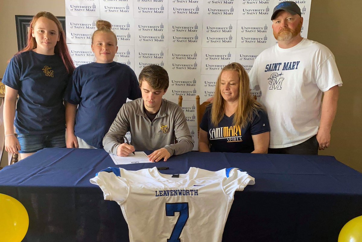 Leavenworth senior Devin Whitworth <a href="/devdub7/">dev</a> signs to <a href="/Spire_Football/">Spire Football</a>