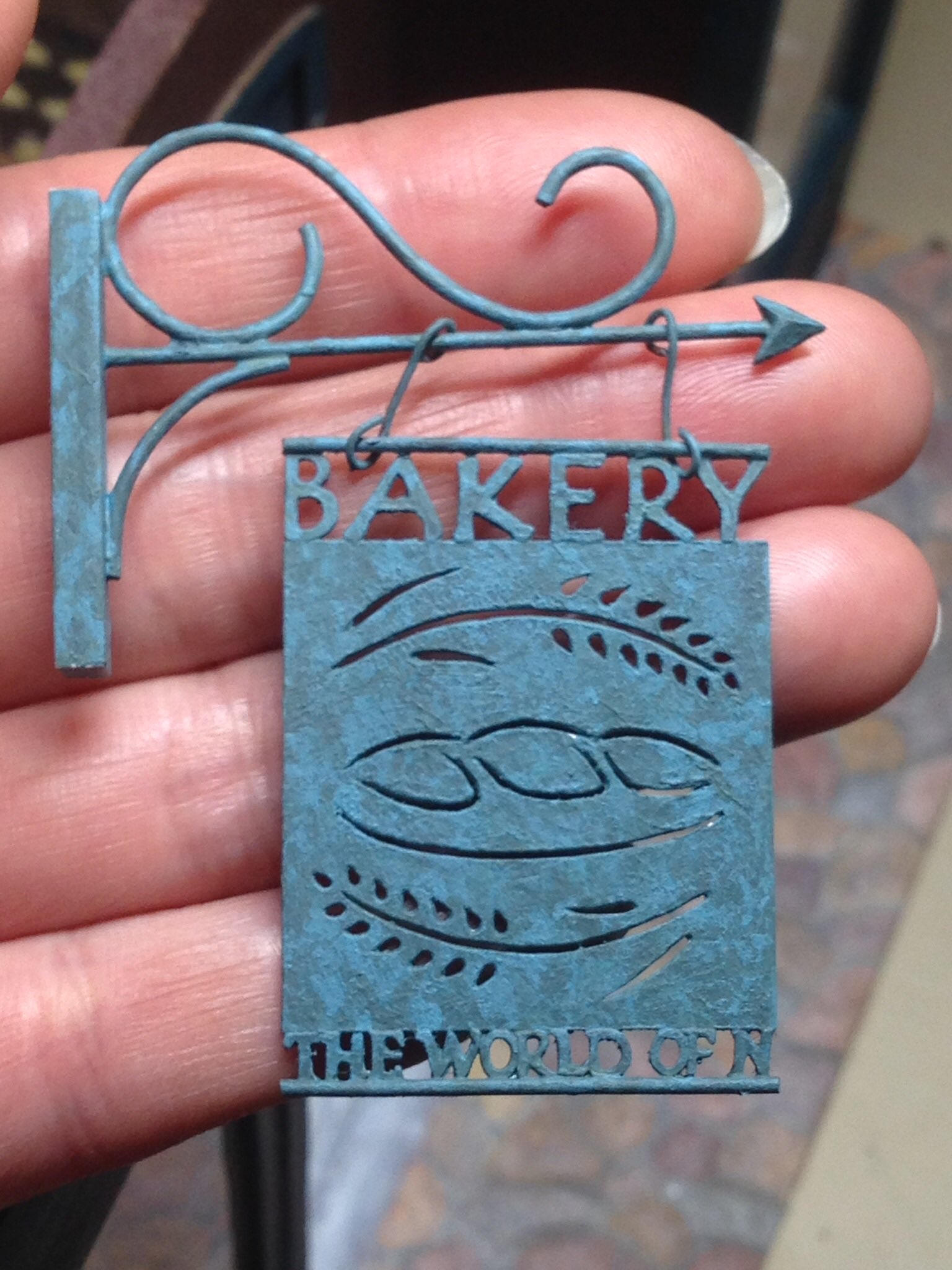 The World Of N ミニチュア 吊り看板です パン屋さんに付けたらこんな感じになりました Miniature Handmade Fake Dollhouse Signbord Bakery ミニチュア ハンドメイド フェイク パン屋さん ドールハウス 看板 吊り看板 T Co