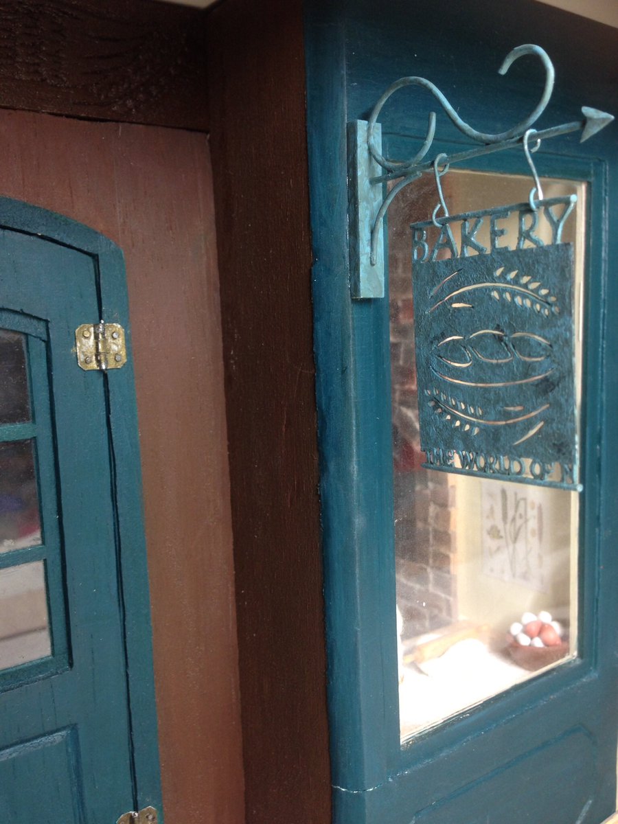 TheWorldofN1's tweet photo. 吊り看板です。
パン屋さんに付けたらこんな感じになりました🤗
#miniature #handmade #fake #dollhouse #signbord #bakery #ミニチュア #ハンドメイド #フェイク #パン屋さん #ドールハウス #看板 #吊り看板 https://t.co/m2VuV0cSnS