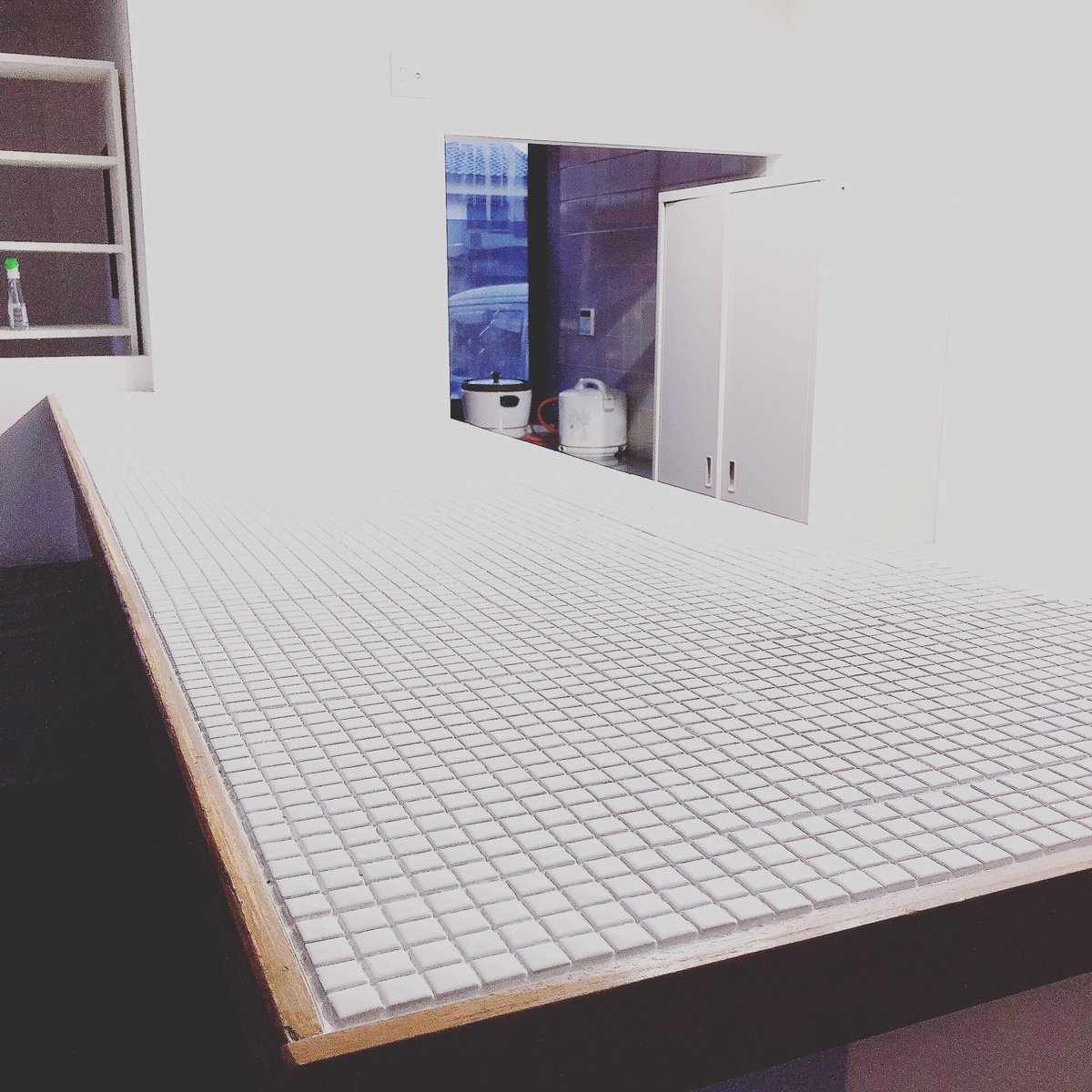 mixcafe4's tweet image. タイル貼り、頑張ったー！
そして、一名負傷。

I put a tile and tried it hard😥
And a person gets injured.

#tile 
#countertable 
#頑張った 
#white 
#素人仕事でごめんなさい 
#cafe 
#mixcafe 
#coffeeandtalk