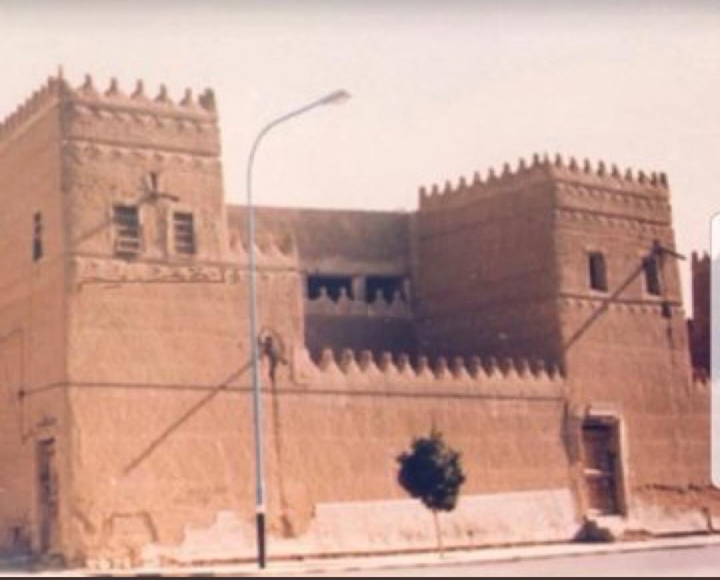 Ali_aldubikhi's tweet photo. #من المقترحات التي تساعد على إعادة المعالم التراثية بعد زوالها 
#أولاً جمع الصور الخاصة بالمعلم 
#ثانياً جمع معلومات من كبار السن عن المعلم 
#ثالثاً رسم مخطط تقريبي 
#رابعاً عدم تجاوز الأبعاد والمساحات 
#وهذه الصور لقصر #المشيقح التراثي ببريدة 
للبدء بإعادة #القصر وجمع المعلومات https://t.co/MLUB1JDaz9