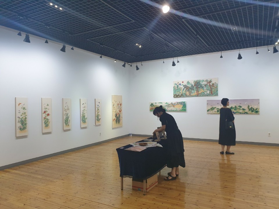 사회적 거리두기에서 생활 속 거리두기로 전환되어 휴관중이던 광양역사문화관이 재개관하였다는 기쁜 소식과 함께 전시 소식도 전합니다.
5월 6일부터 5월 30일까지 읽는 그림 민화 전시회가 열리고 있으니, 작품 감상 방문 시 꼭 마스크를 착용하시기 바랍니다. 

*학생기자단 김동윤 학생 제보