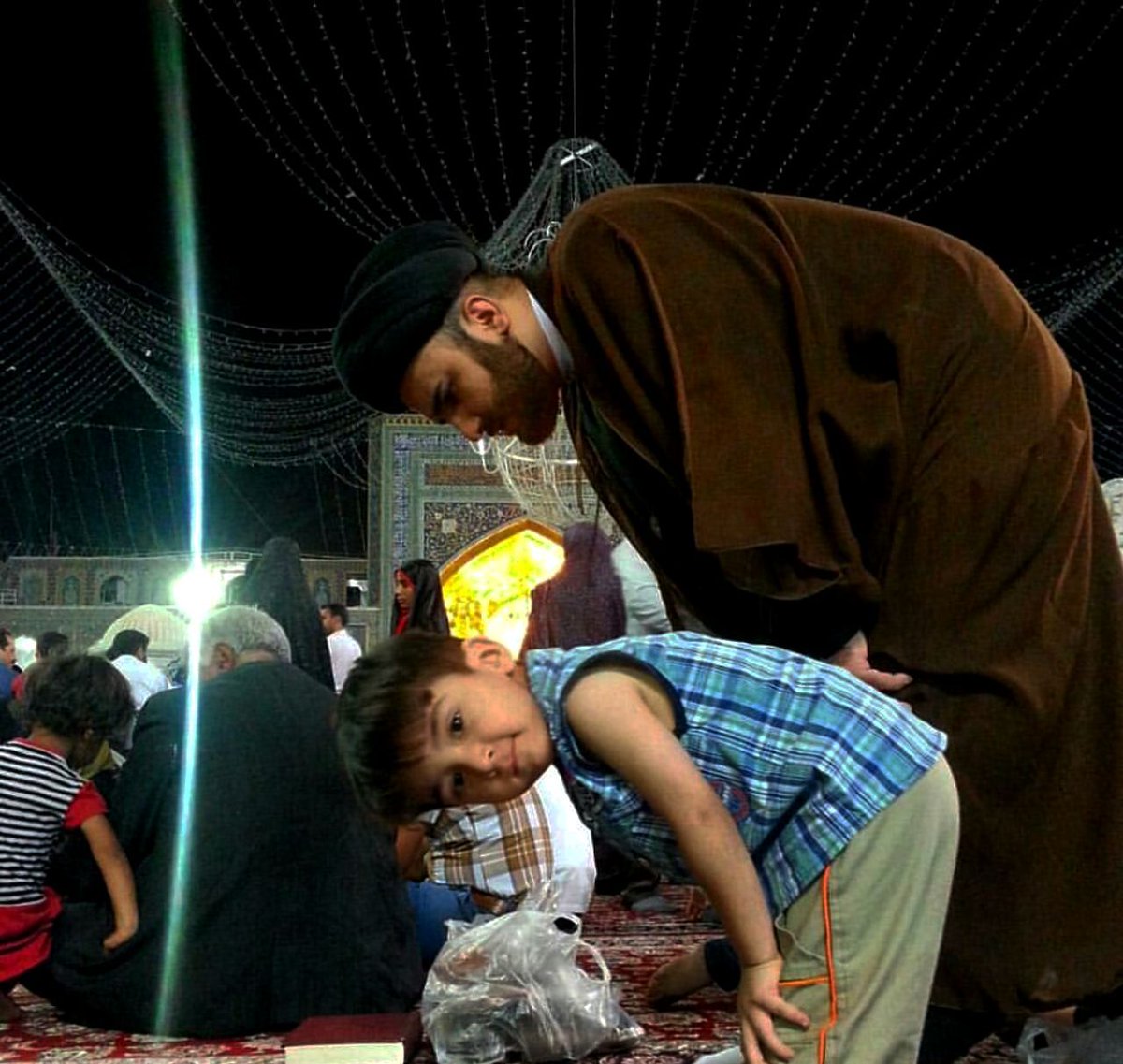 MaduiSolider's tweet photo. يَنشأ الصغيرُ على ما كانَ والده
إن العُروق عليها يَنبتُ الشجر . https://t.co/1OLg69KoEW