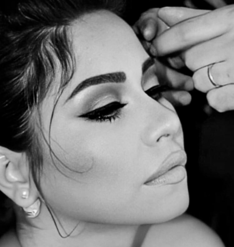 X6Sheri's tweet photo. ماذا لو تدري ان ضحكتها من المصائب جمالًا !!⚡️♥️ 
ماذا لو تدرييين ان نظراتك نجوم ✨!! 
ماذا لو تدرين ان صوتك جميعه الات مُوسيقيه نادره جدا !🎵💙 
#شيرين_وحشنا_وجودك_بالإنستقرام 
@sherine https://t.co/7hJFWYC2oi