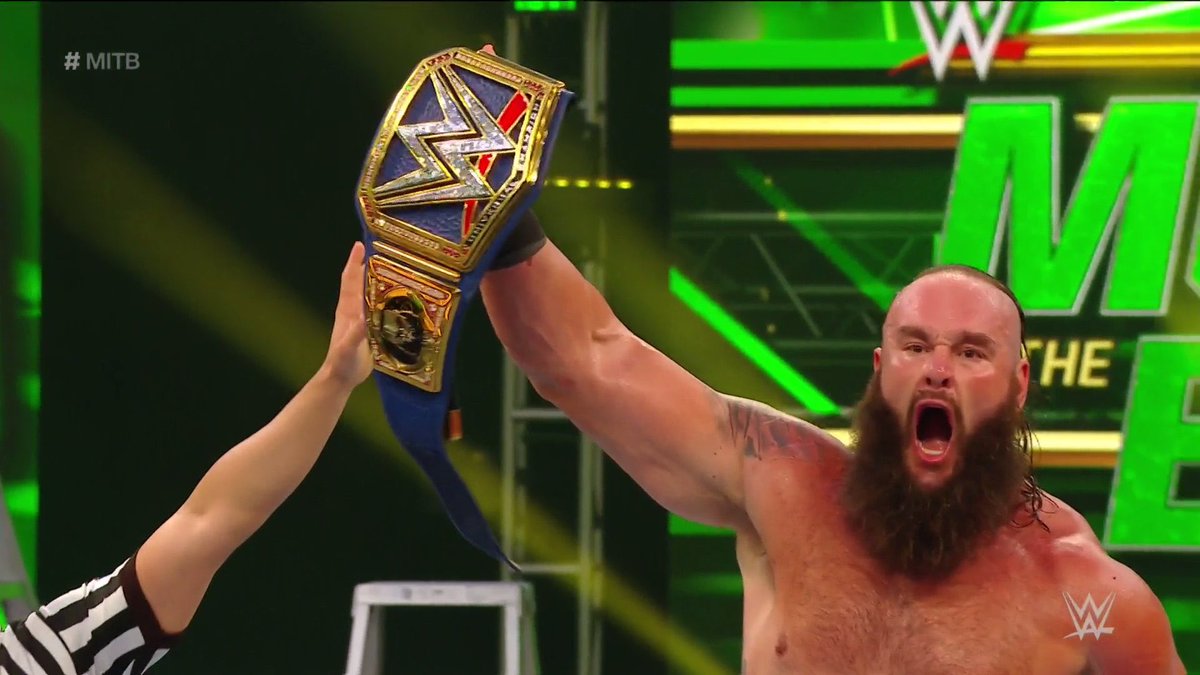 FansWWE_Club's tweet photo. Braun Strowman retiene su título.. #MITB https://t.co/0u4RQK9TFk